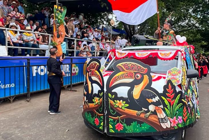 Kendaraan bermotif burung enggang Kalimantan berada di jalanan Kota Neiva, Kolombia